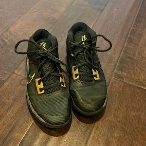 2021
Kyrie Flytrap 4 'Black Metallic Gold' basket ball shoes